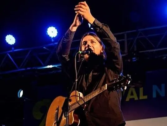 cristian rojas aplaudiendo a su publico